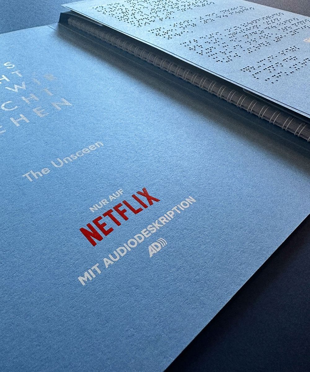 Titelseite zur Miniserie "Alles Licht das wir nicht sehen" der Netflix-Broschüre in Braille und Schwarzschrift