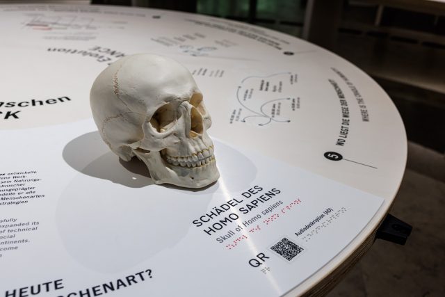 Beschriftungen mit Braille und Pyramidenschrift