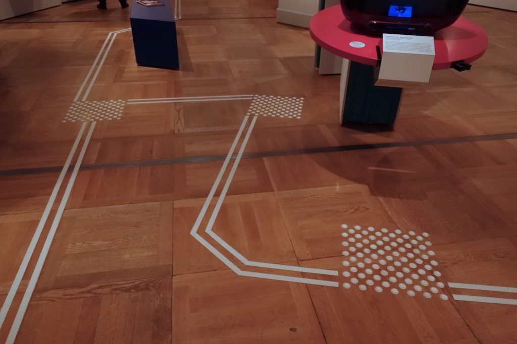 Bodenleitsystem in einer Ausstellung, das auch für Sehende eine Führung darstellt