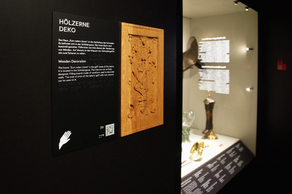 Taktiles Exponat eines Holzreliefs im Kölnischen Stadtmuseum