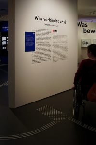 A-Text in Braille und Bodenleitsystem im Kölnischen Stadtmuseum