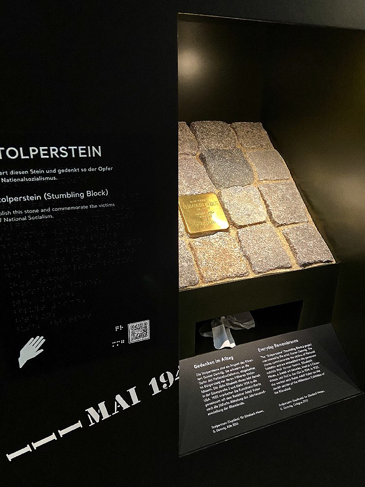 Zugängliches Exponat und Braillebeschriftung im Kölnischen Stadtmuseum