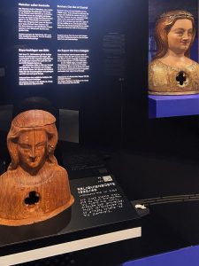 Taktile Exponate mit C-Text Braillebeschriftung im Kölnischen Stadtmuseum