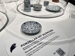Zugängliches Exponat mit Braillebeschriftung im Kölnischen Stadtmuseum