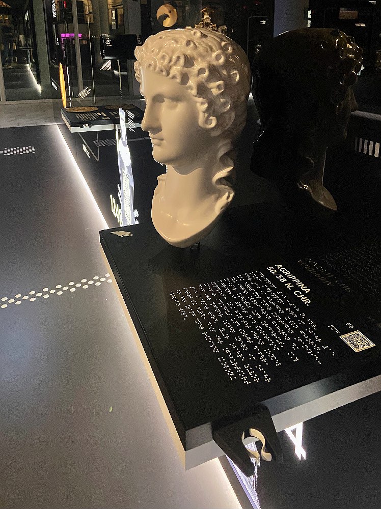 Zugängliches Exponat mit Braillebeschriftung im Kölnischen Stadtmuseum