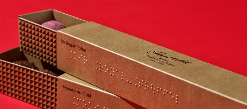 Die Kartonverpackung für Pralinen von Sawade mit Braillebeschriftung
