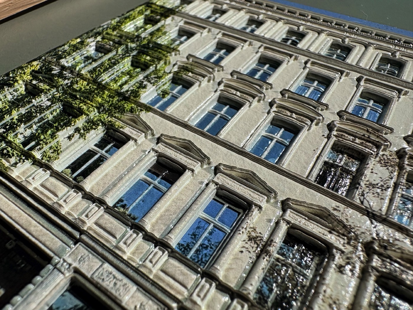 Drucknachbildung einer Fassade eines Altbaus mit Stuck und Ornamenten