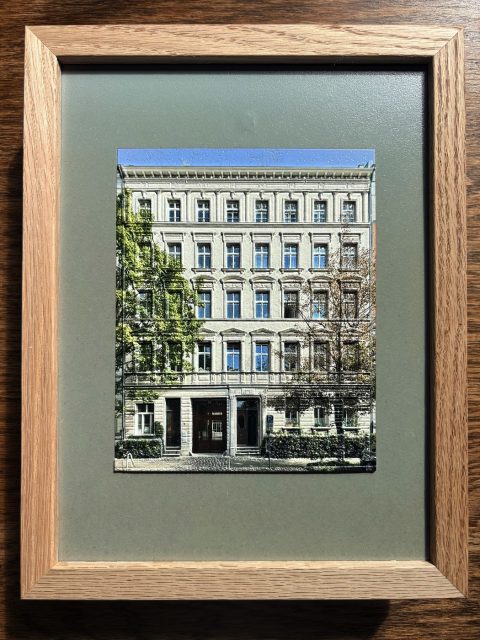 Taktile Drucknachbildung einer Fassade eines Altbaus mit Stuck und Ornamenten